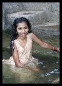 Jeune indienne dans les backwaters